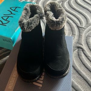 Brand new winter boots / size 6/ brand KHOMBU / color : black